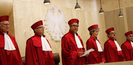 Soudci spolkového ústavního soudu v Karlsruhe posvtili záchranný fond eurozóny i fiskální pakt.