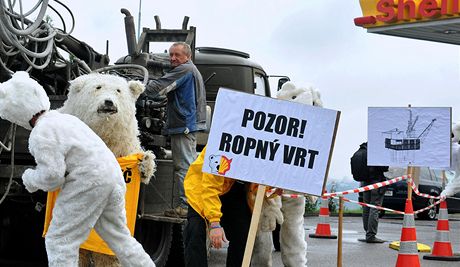 'Zachrate Arktidu,' vyzývali aktivisté Greenpeace na protestní akce na benzince Shell.