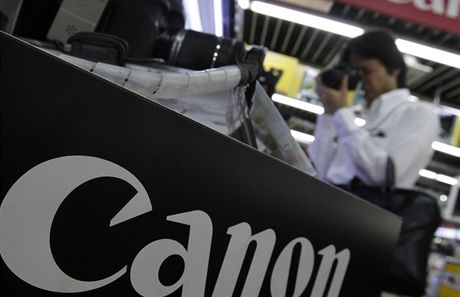 Logo spolenosti Canon v tokijském obchod s elektronikou