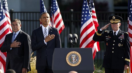 Obama se z Bílého domu přesunul právě do Pentagonu, kde se zúčastnil pokládání věnce na památku 184 lidí, kteří před 11 lety zemřeli po nárazu letadla pilotovaného teroristy do budovy amerického ministerstva obrany