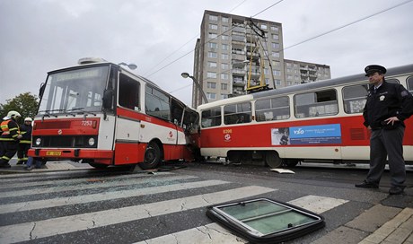 Na praském Barrandov se srazila tramvaj s autobusem