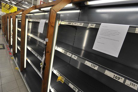 Prázdné regály v hypermarketu Albert v Beclavi-Potorné, který na vyhláení vlády bezprostedn zareagoval.