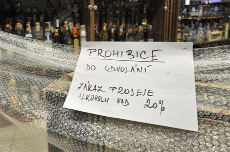 Oznámení o zákazu prodeje tvrdého alkoholu v jedné z prodejen v centru Prahy.