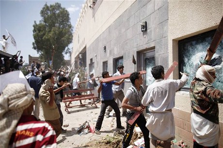 Zuící dav rozbíjí okna americké ambasády v jemenské metropoli Saná