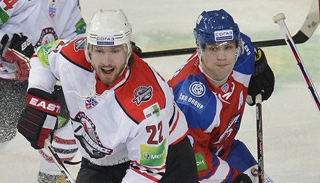 Utkání KHL: Lev Praha - Doněck. Zleva Lukáš Kašpar z Doněcku a Ondřej Němec z HC Lev Praha