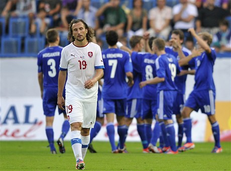 Pípravné fotbalové utkání R - Finsko. Fintí hrái se radují z prvního gólu, vpedu eský reprezentant Petr Jiráek