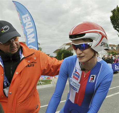 Česká rychlobruslařská šampionka Martina Sáblíková krátce po dojezdu časovky žen na MS v silniční cyklistice v nizozemském Limburgu