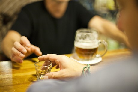 Muži a alkohol (ilustrační foto)