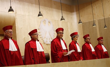Soudci spolkového ústavního soudu v Karlsruhe posvtili záchranný fond eurozóny i fiskální pakt.