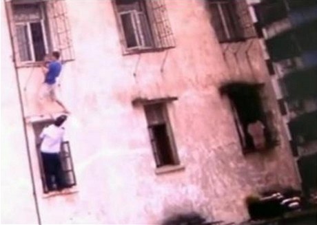 Číňan zachránil batole, které vypadlo z 6. patra domu