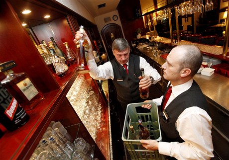 Číšníci v brněnském Hotelu Grand uklízejí lahve s alkoholem