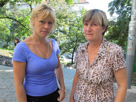 Matky zadržených Čechů v Řecku. (vlevo matka Martina Pezlera, vpravo matka Ivana Buchty)