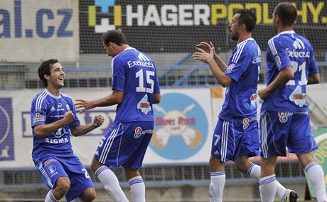 Martin Pospíil (vlevo) z Olomouce se raduje z gólu