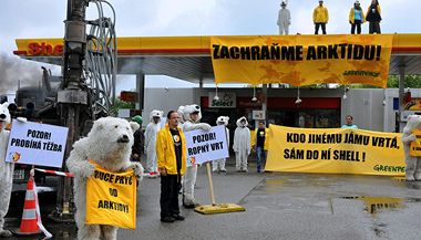 'Ruce pryč od Arktidy'. Aktivisté Greenpeace protestovali na benzince Shell.