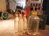 Policie objevila v garái nedaleko sídlit Jiní Svahy ve Zlín skladit s asi 500 lahvemi podezelého alkoholu. 