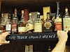 Prodava v Praze vyvuje 14. záí veer ceduli s upozornním na zákaz prodeje alkoholu