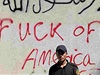 Policista ped zdí americké ambasády v Káhie