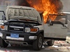 Nepokoje v Saná. demonstranti zapálili vozidlo nedaleko americkéhio úadu. 