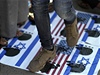 Polapat nepítele. Demonstranti lapou po vlajkách USA a idovského státu. 