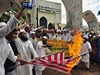 Rozzuení  muslimové pálí americkou vlajku v Bangladéi. 