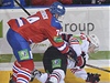 Utkání KHL: Lev Praha - Donck. Zleva Nathan Oystrick z HC Lev Praha a Tuomas Kiiskinen z Doncku