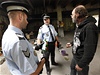 Stráníci na zlínském sídliti jiní Svahy, informují bezdomovce, aby nepili neoznanený alkohol