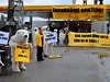 'Ruce pry od Arktidy'. Aktivisté Greenpeace protestovali na benzince Shell.