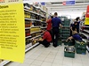 Pracovníci jednoho z hypermarket v Bratislav vyklízejí z regál na prodejní ploe zakázaný artikl. 
