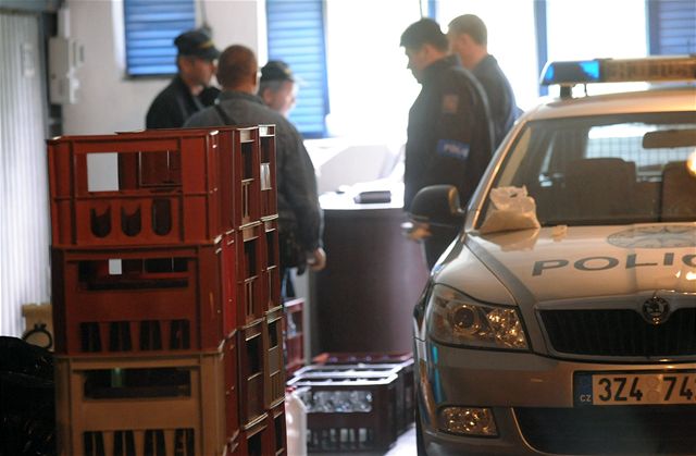 Policie objevila gará u zlínského sídlit, ve které byl sklad nelegáln vyrobeného alkoholu