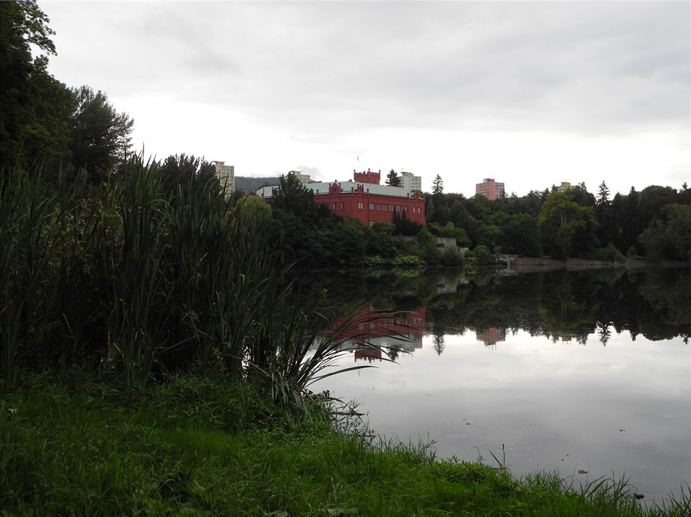 D�j se odehrává p�evá�n� v m�st� Klostrdlé.