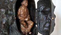 Ve výstavních prostorách letohradského zámku byla zárove� zahájena výstava: Jára Cimrman - sv�tob�ník a vynálezce. Na snímku je otvírací busta Ladislava Smoljaka od socha�e Vladimíra Preclíka. 