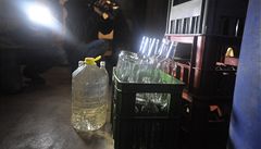 Razie v Opavě. Policie zabavila 6 tisíc litrů podezřelé tekutiny