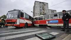 Na Barrandov se srazila tramvaj s autobusem. Dvanct zrannch