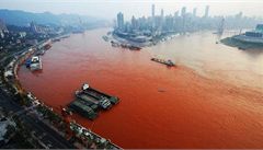 Čínská řeka Jang-c'-ťiang zčervenala, nikdo neví proč