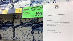 Prázdný regál s alkoholem v Lidlu, na kterém visí úsm�vné vysv�tlení spole�nosti