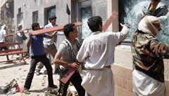 Zuící dav rozbíjí okna americké ambasády v jemenské metropoli Saná