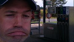 "Nco je patn. Pejel m trabant. A jediné, na co te dokáu myslet jsou modré holínky. Co mi na jednu stranu mi pipomíná eský olympijský tým, na druhou stranu to ukazuje, e mám hodn nízkou hladinu cukru."