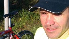 "Zrovna jsem potkal chlápka, který si viml bristké vlajky a ptal se, jestli jedu na kole z Londýna. 'Tak trochu,' odpovdl jsem.  Smál se a ekl, e jsem cvok."   