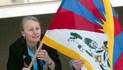 Bývalá starostka Prahy 11 Marta �orfová (ODS) vyv�uje vlajku na podporu Tibetu.