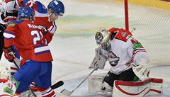 Utkání KHL: Lev Praha - Donck. Zleva Jakub Klepi a Marcel Hossa z HC Lev Praha a branká Erik Ersberg z Doncku