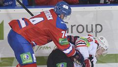Utkání KHL: Lev Praha - Donck. Zleva Nathan Oystrick z HC Lev Praha a Tuomas Kiiskinen z Doncku