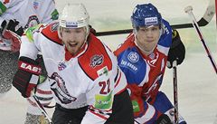 Utkání KHL: Lev Praha - Doněck. Zleva Lukáš Kašpar z Doněcku a Ondřej Němec z HC Lev Praha