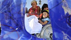 Barbora Špotáková a šestiletý vozíčkář Honzík Čermák při charitativním setkání na Staroměstském náměstí v Praze | na serveru Lidovky.cz | aktuální zprávy