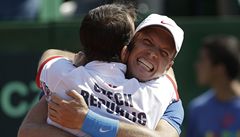 Čeští tenisté Radek Štěpánek a Tomáš Berdych slaví postup do finále Davis Cupu