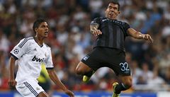 Real Madrid - Manchester City. Fotbalista Realu Raphael Varane (vlevo) a Carlos Tévez z Manchesteru 
