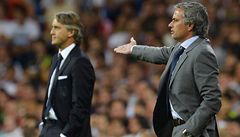 Real Madrid - Manchester City. Trenér fotbalist Realu José Mourinho (vpravo) a kou Roberto Mancini z Manchesteru 