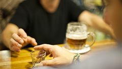 Muži a alkohol (ilustrační foto) | na serveru Lidovky.cz | aktuální zprávy