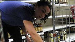 Pracovníci jednoho z hypermarket v Bratislav vyklízejí z regál na prodejní ploe zakázaný artikl. 