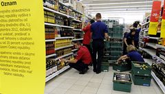 Pracovníci jednoho z hypermarket v Bratislav vyklízejí z regál na prodejní ploe zakázaný artikl. 