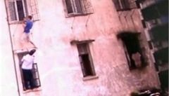 �í�an zachránil batole, které vypadlo z 6. patra domu